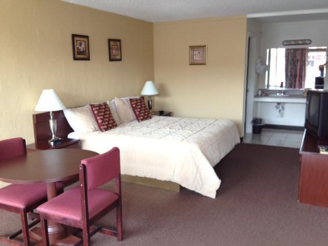 Red Carpet Inn Battleboro Стая снимка