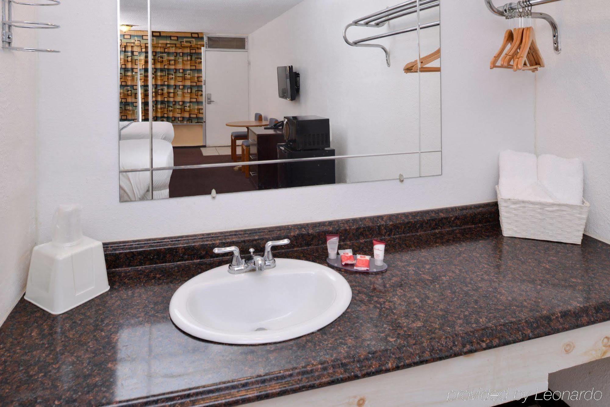 Red Carpet Inn Battleboro Екстериор снимка
