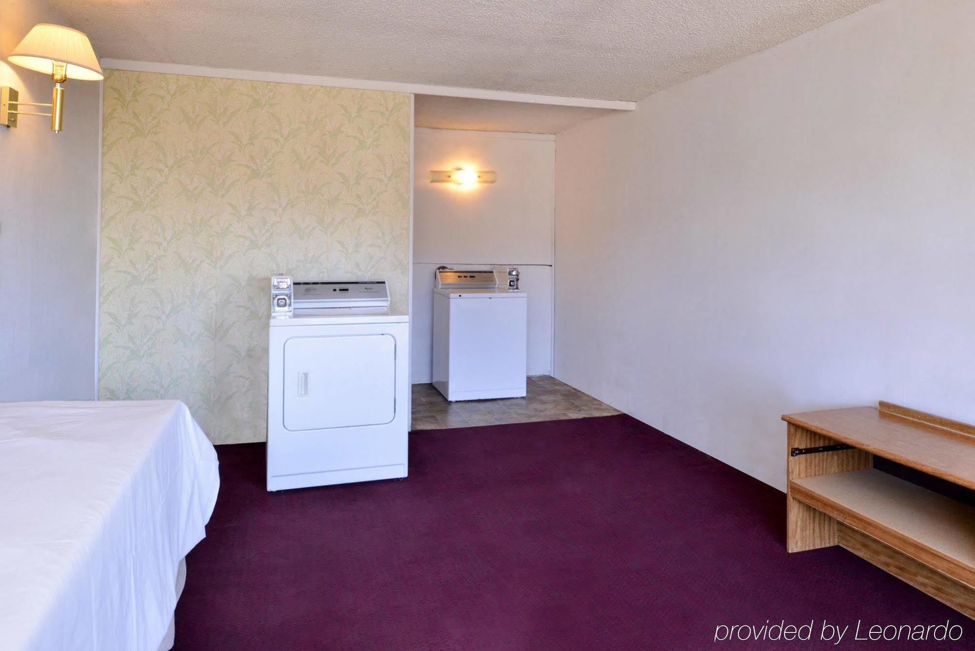 Red Carpet Inn Battleboro Екстериор снимка