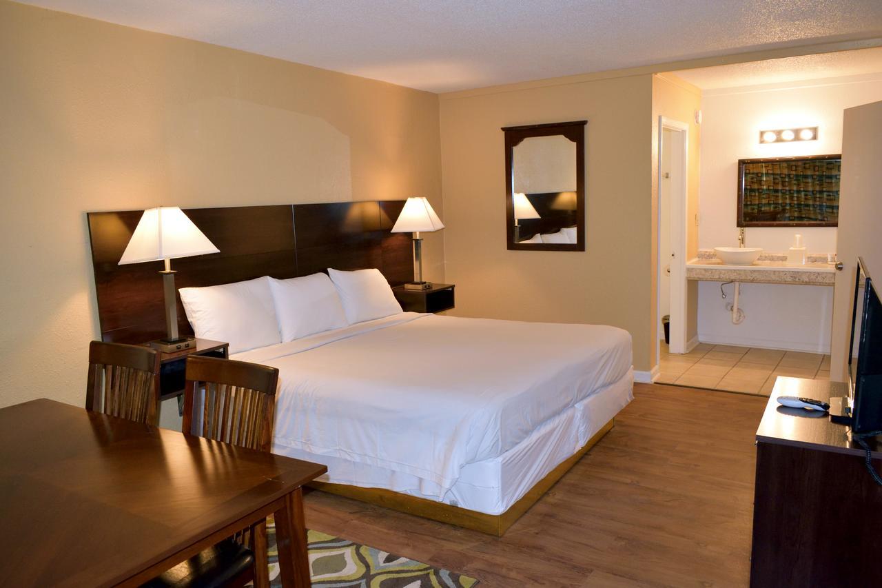 Red Carpet Inn Battleboro Екстериор снимка