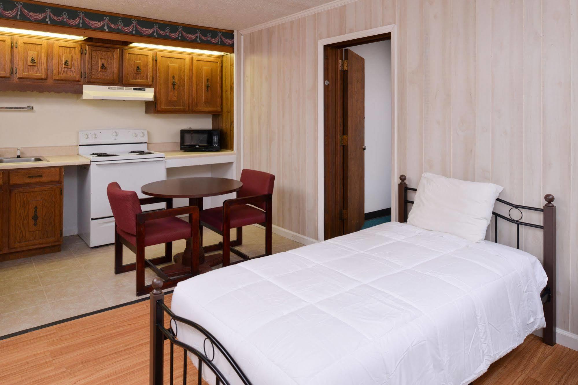Red Carpet Inn Battleboro Екстериор снимка