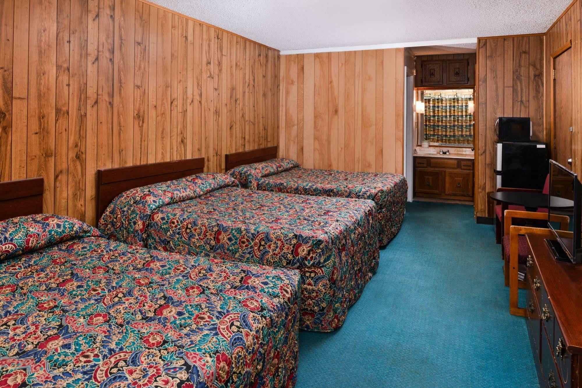 Red Carpet Inn Battleboro Екстериор снимка